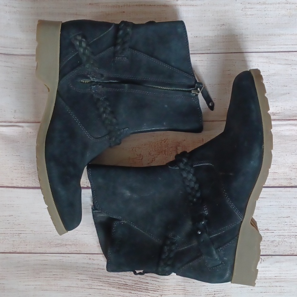 Teva De La Vina Boots. Woman's 9. Black Suade.